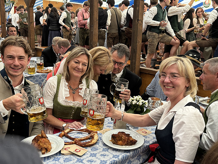 Auftakt der Truderinger Festwoche mit Antje Schneider von der Ochsenbraterei (©Foto: Martin Schmitz) 